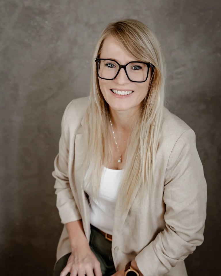 Kirsten Finke bei der Prüfung einer Jahresabrechnung